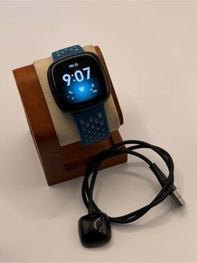 Fitbit Versa 3, Tested, Black/Blue, New Band, Charger Very Good